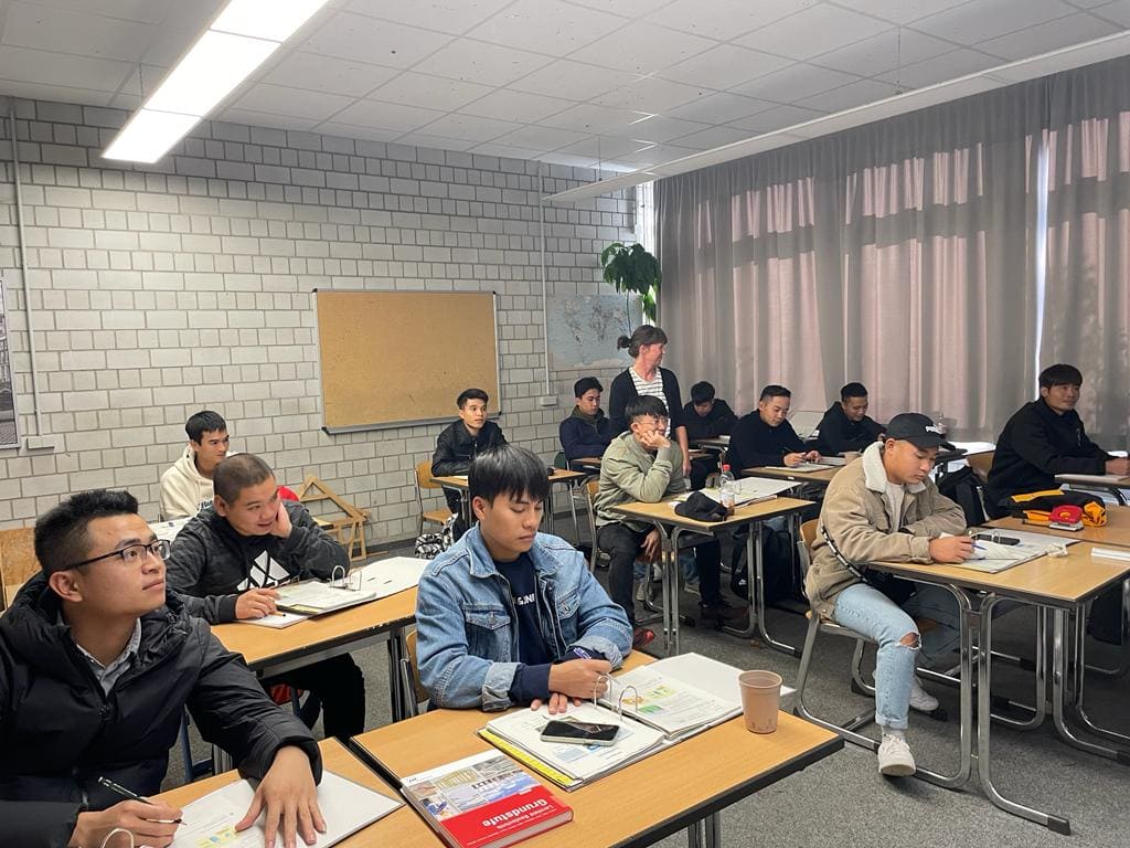 anh hoc sinh cmmb trong lop hoc nghe xay dung tai bang baden wurttemberg